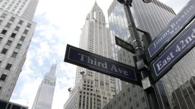 New York City kavşağı, sokak kavşağı tabelası. Chrysler binası, Midtown bölgesi, 42. Lex av, New York, ABD. Yükselen gökdelen mimarisi, Lexington Bulvarı köşe metin yol işareti.