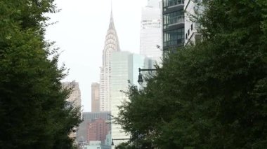 Queens 'ten New York City Manhattan Midtown mimarisi. Chrysler binası, ikonik gökdelen, ABD caddesi. Amerikan şehir manzarası, New York Vanderbilt Kulesi. Long Island, Birleşik Devletler. Sis.