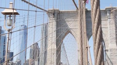 Brooklyn Köprüsü 'nden Manhattan' a, kablolar ve mavi gökyüzü. New York City silueti, finans bölgesi şehir manzarası. Dünya Ticaret Merkezi, ABD seyahat merkezi. Amerika Birleşik Devletleri Mimarisi.