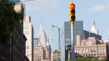 New York caddesi kavşağı, sarı trafik ışığı, ulaşım yolu kavşağı, Birleşik Devletler mimarisi. Empire State Binası, Amerikan bayrağı, Union Meydanı. New York Manhattan Bowery Bölgesi