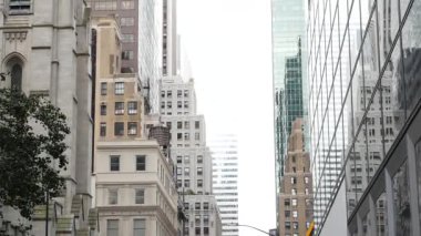 New York City Manhattan Midtown binası mimarisi, ABD 'de şehir sokağı. Amerika 'da 5. Cadde' deki Amerikan yerleşim ve iş yeri gayrimenkulleri. Aziz Thomas Kilisesi.