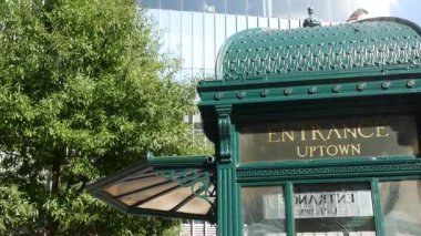 New York metrosu, Astor Place metro, yeşil demir kiosk. Metropolitan vintage giriş, halka açık yolcu taşımacılığı tarihi çıkış. NYC eski mimarisi, Manhattan, ABD.