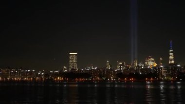 11 Eylül Anma Günü 'nde Manhattan, Light' tan Doğu Nehri 'ne övgü. Feribottan New York 'a. Dünya Ticaret Merkezi. 11 Eylül Anıtı. Amerika Birleşik Devletleri 'nin gökyüzünde iki kiriş