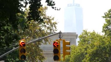 New York caddesi kavşağı, sarı trafik ışığı, ulaşım yolu kavşağı, Birleşik Devletler. Washington Meydanı, Dünya Ticaret Merkezi, Dünya Ticaret Merkezi. 5. Cadde, Manhattan şehir merkezi. Yeşil ağaçlar.