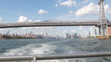 Feribottan New York City silueti. Manhattan şehir merkezinde gökdelenler, feribot. Doğu nehri kıyısı manzarası, nehir manzarası, ABD. Williamsburg Köprüsü, Empire State Binası.