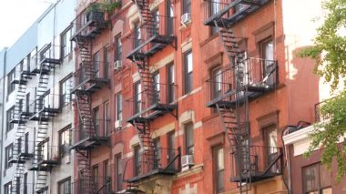 New York City klasik bina mimarisi, Manhattan, ABD. Şehir dışındaki konutlar. Birleşik Devletler 'de gayrimenkul. Tipik kırmızı tuğla cephesi. Yangın çıkışı, acil merdiven çıkışı..
