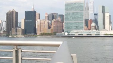 New York şehri kıyısı silueti, Manhattan şehir merkezi binaları, nehir kıyısındaki gökdelenler, doğu nehri suyu. Liman kenti manzarası, Gantry Plaza Park, Long Island, Queens. Birleşik Devletler mimarisi.