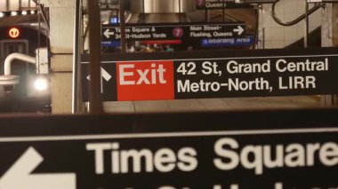 New York metro istasyonu içi, yeraltı metro platformu. Birleşik Devletler metro taşımacılığı. Yolcu treni trafiği. Mesaj işareti Times Meydanı, Grand Central, 42. İnsanlar ve eğitim.