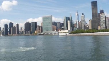 Feribottan New York City silueti. Manhattan şehir merkezinde, feribottan yükselen gökdelenler. Doğu nehri kıyısı manzarası, nehir kenarı mimarisi, ABD. Empire State, Chrysler Binası.