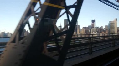 New York City Queensboro köprüsü Manhattan 'dan Queens' e. Kirli otobüs penceresinden kamera sallamak. Şehir merkezi toplu taşıma trafiği. Amerika Birleşik Devletleri sokak hayatı. Chrysler, Empire State Binası.