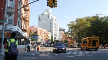 New York, ABD - 7 Eylül 2023: Manhattan Caddesi 'ndeki Sarı Okul Otobüsü, Çin Mahallesi' ndeki okul otobüsü. Çocuk eğitimi, ABD 'de ulaşım. Amerikan okul servisi. İnsanlar.