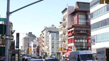 New York City, ABD - 14 Eylül 2023: Manhattan Çin Mahallesi Kanalı ve Centre Caddesi kavşağı, Çin etnik bölgesi mimarisi, ABD. Hediyelik eşya dükkanı, geleneksel bina. NYC yol trafiği, millet.