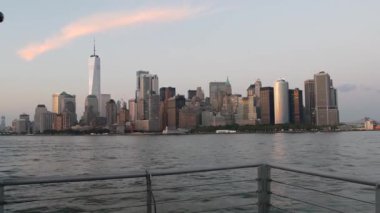 New York City feribottan Staten Island 'a ufuk çizgisi. Manhattan şehir merkezinde. Feribottan Dünya Ticaret Merkezi gökdelenine. Nehir kıyısı günbatımı manzarası, nehir kenarındaki binalar, Fidi, ABD