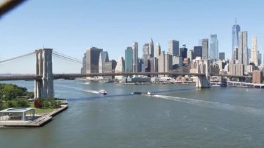 Manhattan Köprüsü 'nden Brooklyn Köprüsü. New York City şehir merkezi, finans bölgesi şehir merkezi, Dünya Ticaret Merkezi. Amerika 'ya git. Doğu Nehri kıyısında mimarlık, Amerika Birleşik Devletleri. Dumbo atlıkarınca