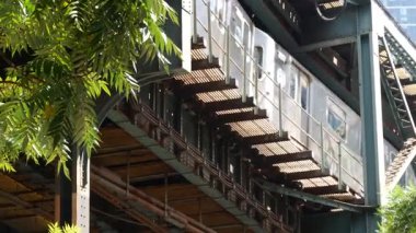 New York metrosu, metropol köprüsü, caddenin üstündeki metro yolu. Demiryolu taşımacılığı. Queensboro eski demiryolu, tren yolu. Queens toplu taşımacılığı. Long Island Şehri, Birleşik Devletler