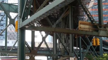 New York metrosu, metropol köprüsü, caddenin üstündeki metro yolu. Demiryolu taşımacılığı. Queensboro tren hattı. Queens Plaza toplu taşıma. Long Island şehri Birleşik Devletler