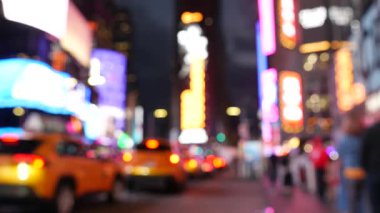 New York City Times Meydanı, Manhattan Midtown Broadway Caddesi, ABD. Amerikan NYC sarı taksi, şehir trafiği. - İnsanlar. Reklam tabelaları, ticari reklamlar, parlayan reklam panoları..