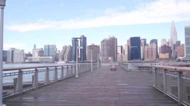 New York şehri kıyısı silueti, Manhattan şehir merkezi binaları, nehir kıyısındaki gökdelenler, doğu nehri suyu. Liman kenti manzarası, Gantry Plaza iskelesi, Long Island, Queens. Birleşik Devletler mimarisi.