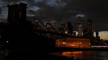 Brooklyn Köprüsü, New York City Manhattan şehir merkezi silueti, Birleşik Devletler. Waterfront Pebble Beach, Dumbo, ABD 'de atlı karınca. Dramatik alacakaranlık. Akşam veya gece gökyüzü. Dünya Ticaret Merkezi.