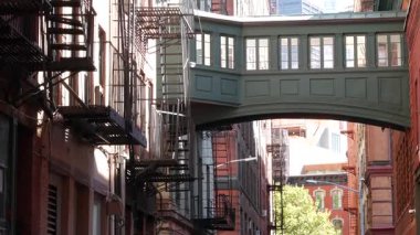 New York City Staple Caddesi, Skybridge. Antika endüstriyel mimari, kırmızı tuğla bina. Amerika 'nın tarihi fıçısı Manhattan' daki gökyüzü köprüsünü yükseltti. Yangın merdiveni.