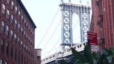 Dumbo, Brooklyn 'deki New York City Manhattan Köprüsü. Washington Caddesi 'nde Water Caddesi' nin yanındaki kırmızı tuğladan bina. Klasik NYC endüstriyel mimarisi. İkonik Birleşik Devletler turizm simgesi. ABD 'ye Seyahat.