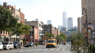 New York, ABD - 10 Eylül 2023 Manhattan Greenwich Village Caddesi, 6. Amerika Bulvarı kavşağı. ABD 'de şehir trafiği. İnsanlar, zebra, sarı taksi. Dünya Ticaret Merkezi.