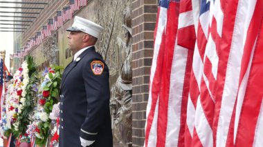 New York City, ABD - 11 Eylül 2023: İtfaiyeciler Vatanseverlik Günü 'nü kutladı. 911 'i onurlandıran muhafız, anma duvarı, FDNY anma yıldönümü. İtfaiye İstasyonu, Manhattan 10 İtfaiye Merkezi.