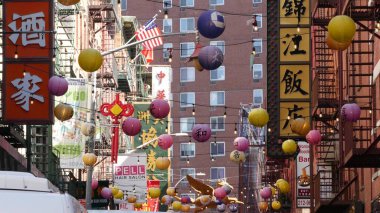 New York, ABD - 14 Eylül 2023 Manhattan Chinatown Pell Caddesi. Çin kültürü, etnik bölge mimarisi, ABD. Kırmızı tuğla binalar, kağıt fenerler ve hiyeroglifler. Küçük Çin