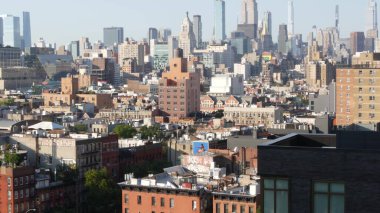 New York, Amerika Birleşik Devletleri - 7 Eylül 2023: Manhattan Skyline şehir manzarası. Empire State Binası. Çatı, konutların çatısı. Gayrimenkul, sokak mimarisi, Midtown bölgesi, East Village.