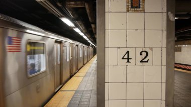 New York, ABD - 29 Ağustos 2023: metro istasyonu içi, yeraltı metro platformu tabelası. Metro treni, yolcu taşımacılığı. Metin 42 caddesi. Grand Central Terminali, Manhattan