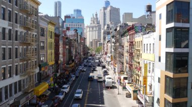 New York, ABD - 14 Eylül 2023: Manhattan Çin Mahallesi Doğu Broadway Caddesi, Çin etnik bölgesi mimarisi, küçük Fuzhou, ABD. Şehir merkezindeki Dünya Ticaret Merkezi Kulesi. Manhattan Köprüsü.