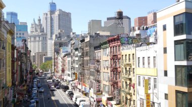 New York, ABD - 14 Eylül 2023: Manhattan Çin Mahallesi Doğu Broadway Caddesi, Çin etnik bölgesi mimarisi, küçük Fuzhou, ABD. Şehir merkezindeki Dünya Ticaret Merkezi Kulesi. Manhattan Köprüsü.