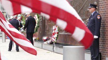 New York City, ABD - 11 Eylül 2023: İtfaiyeciler Vatanseverlik Günü 'nü kutladı. 911 'i onurlandıran muhafız, anma duvarı, FDNY anma yıldönümü. İtfaiye İstasyonu, Manhattan 10 İtfaiye Merkezi.