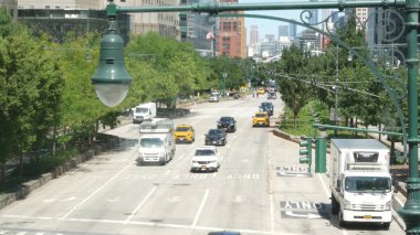 New York, Amerika Birleşik Devletleri - 31 Ağustos 2023 Manhattan Financial District caddesi kavşağı. Şehir trafiği. İnsanlar yayalar. Dünya Ticaret Merkezi Anıt Alanı. Skyline.