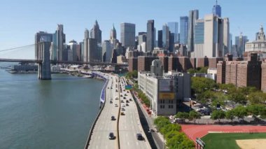 Manhattan Köprüsü 'nden Brooklyn Köprüsü. New York City şehir merkezi, finans bölgesi şehir merkezi, Dünya Ticaret Merkezi. FDR Drive karayolu üzerindeki taşımacılık trafiği, Doğu Nehri suyu, ABD.