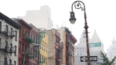 New York City Manhattan Soho bölgesi Grand ve Centre caddesi Broadway yakınlarında. NYC, ABD 'deki eski klasik Amerikan mimarisi. Şehir merkezi belediye binası, ABD Mahkemesi. Sis içindeki fener..