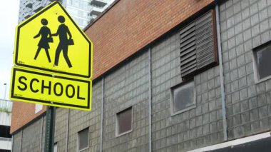 Okul bölgesi sarı yol işareti, yaya geçidi. New York 'ta çocuklar güvende. Ulaştırma ve eğitim sembolü, ABD. Queens, Long Island, Hunters Point 'te trafik işaretleri.