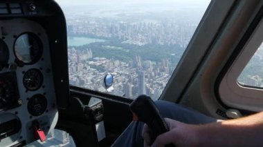 New York Şehri helikopter kabin uçuşu, ABD Manhattan üzerinde uçan helikopter kokpiti. Ekstrem turizm, ABD seyahati. Kamera sallanıyor..