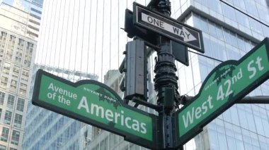 New York City kavşağı, 42 sokak kavşağı tabelası. 6. Cadde, Amerika Bulvarı, Midtown İş Bölgesi, New York, Bryant Park. Yükselen gökdelen mimarisi, tek yönlü metin yol işareti.