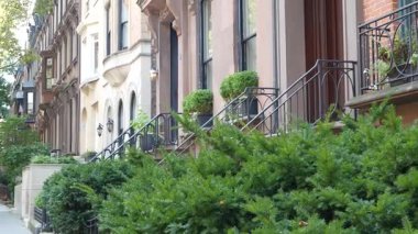 New York City konak binası, Brooklyn Heights yerleşim bölgesi, ABD. Brownstone şehir mimarisi, bağlı ev. Amerika Birleşik Devletleri emlak, Amerikan mülkü, New York 'ta apartmanlar ve evler.