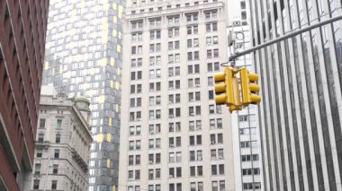 New York Şehri Su Sokağı kavşağı, sarı trafik ışığı, ulaşım yolu kavşağı, Birleşik Devletler. NYC Manhattan, şehir merkezindeki finans sektörü. Yükselen gökdelenler. Old Slip, Hanover Meydanı.