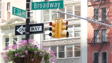 Broadway sokak tabelası, Manhattan şehir merkezi mimarisi, New York köşesi. Sarı trafik ışığı. Madison Square Park yakınlarındaki Flatiron bölgesinde. 23. Cadde, Bway ve 5. Cadde 'nin kesiştiği yerde. Tek yön