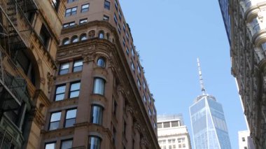 New York City Aşağı Manhattan, Downtown Finans Bölgesi mimarisi, Birleşik Devletler. Bir Dünya Ticaret Merkezi gökdelen binası, Fulton Caddesi, ABD. Amerikan şehir manzarası. New York 'taki WTC Özgürlük Kulesi.