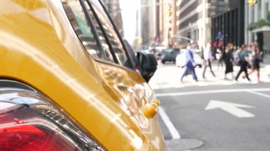 New York 'ta. Manhattan caddesinde sarı bir taksi. Lexington Bulvarı 'nda taksi. Lex Bulvarı 'nda bir taksi durağı. Yolcuları ya da insanları bekliyor. ABD 'de şehir manzarası.