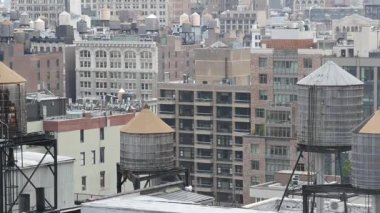 New York City Manhattan şehir manzarası. ABD 'deki çatı su kuleleri, yerleşim yerlerinin çatısı tankları. Emlak, şehir mimarisi, Birleşik Devletler sokakları. Midtown Chelsea bölgesi, NYC.