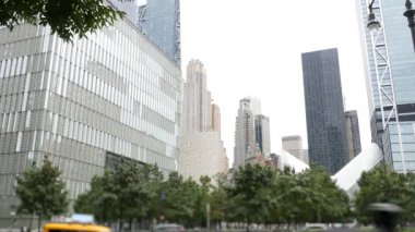 New York City Aşağı Manhattan Finansal Bölge sokak mimarisi, Birleşik Devletler. Bir Dünya Ticaret Merkezi gökdelen binası, ABD. Amerikan şehir parkı. Özgürlük Kulesi 'nin yanındaki 911 Anıt Havuzları.