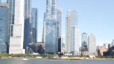 Nehir feribotundan New York City silueti. Manhattan Midtown, Hudson Yards feribotundan gökdelenler. Liman manzarası, nehir kenarındaki binalar, ABD. Empire State Binası.