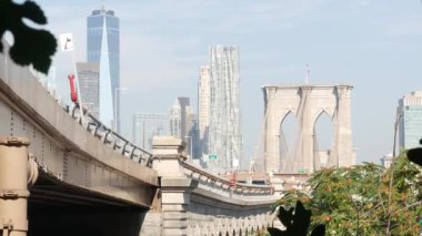 Brooklyn Köprüsü 'nden Manhattan' a. New York City silueti, finans bölgesi şehir manzarası. Dünya Ticaret Merkezi, Dünya Ticaret Merkezi gökdeleni. Iconic USA seyahat rotası. Amerika Birleşik Devletleri.