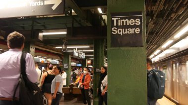 New York, Birleşik Devletler - 1 Eylül 2023 metro istasyonu, metro istasyonu, metro treni tabelası. Metro demiryolu yolcusu toplu taşıma. Times Meydanı yazı tahtası. - İnsanlar. Manhattan.