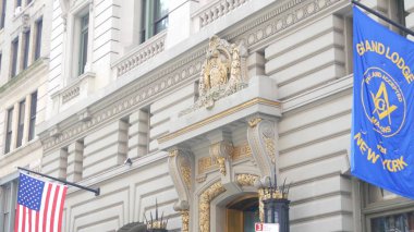 New York, Amerika Birleşik Devletleri - 6 Eylül 2023: Büyük Mason Locası binası cephesi, Manhattan Caddesi. Masonlar 'ın ana mimarisi. NYC, ABD 'deki Masonluk organizasyonu. Masonik Salon dış görünüşü. Bayrak